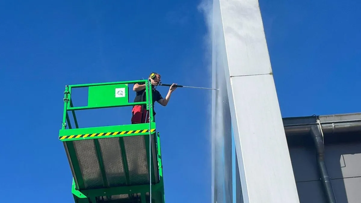 Gereinigte Fassade eines Gewerbegeb&auml;udes