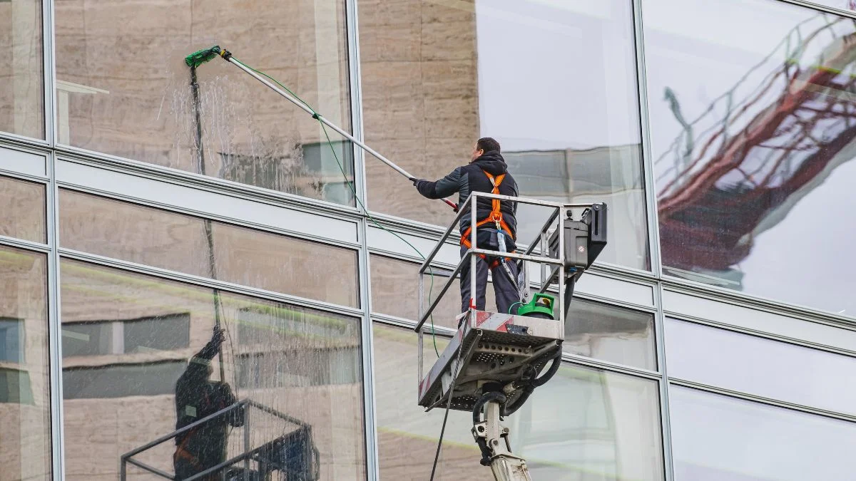 Streifenfrei gereinigte Glasfl&auml;che