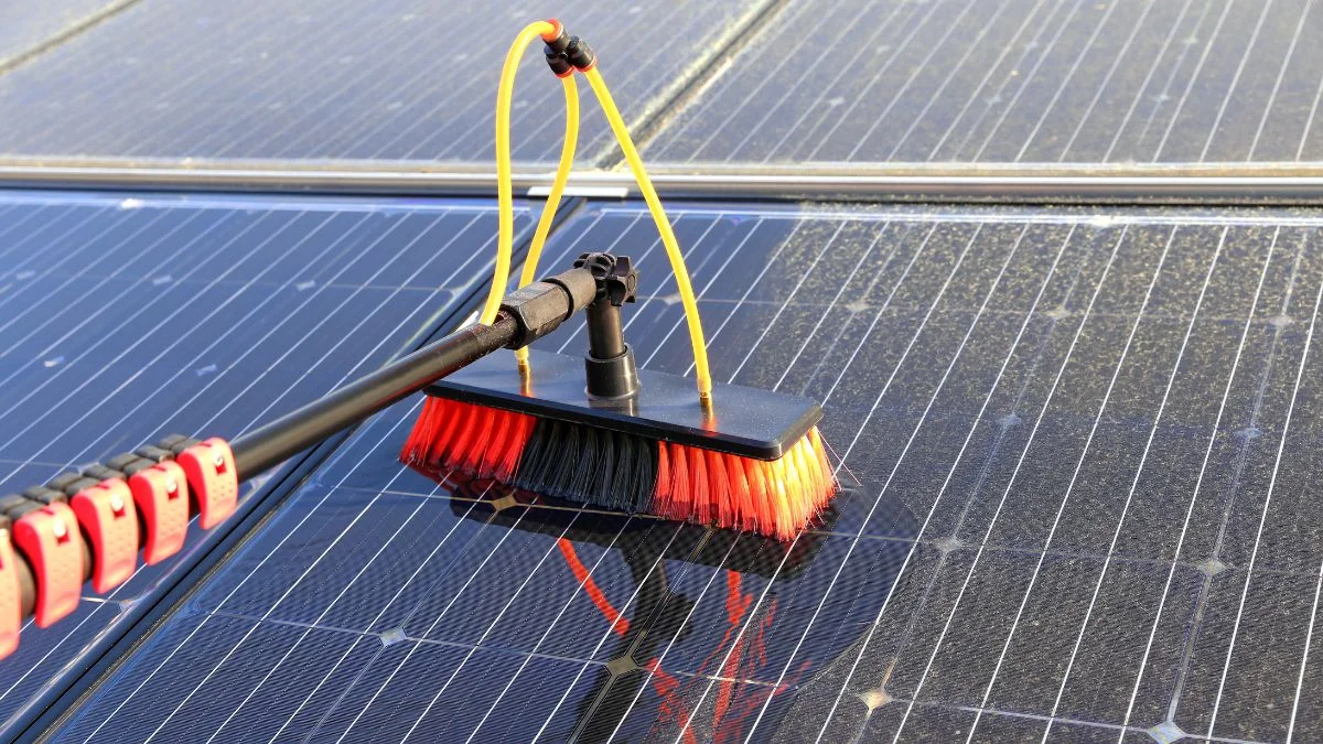 Gereinigte Photovoltaikmodule auf einem Dach