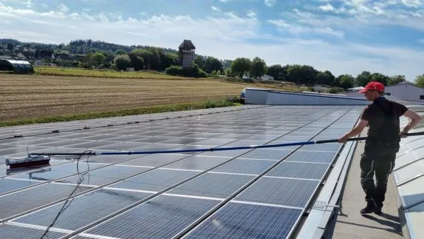 Reinigung für volle Leistung Ihrer Photovoltaikanlage
