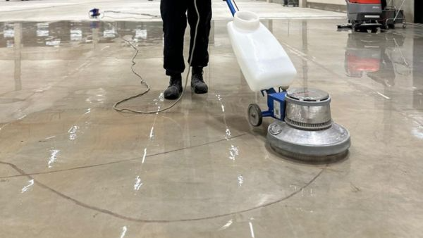 Bodenbeschichtungen reinigen