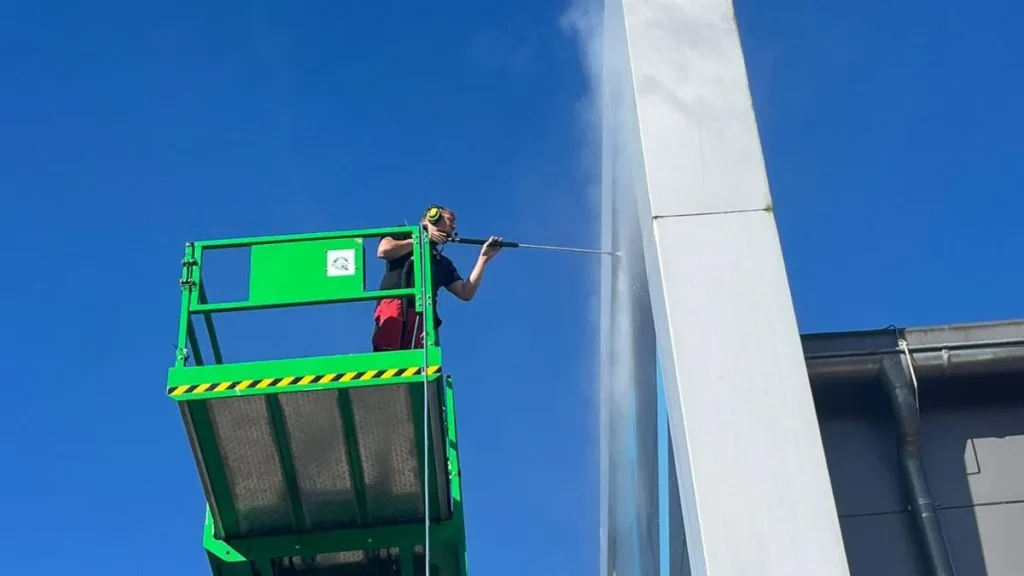 Fassadenreinigung für Werterhalt & Glanz